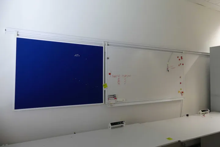 2x Whiteboard / Pinnwand inkl. Schiene